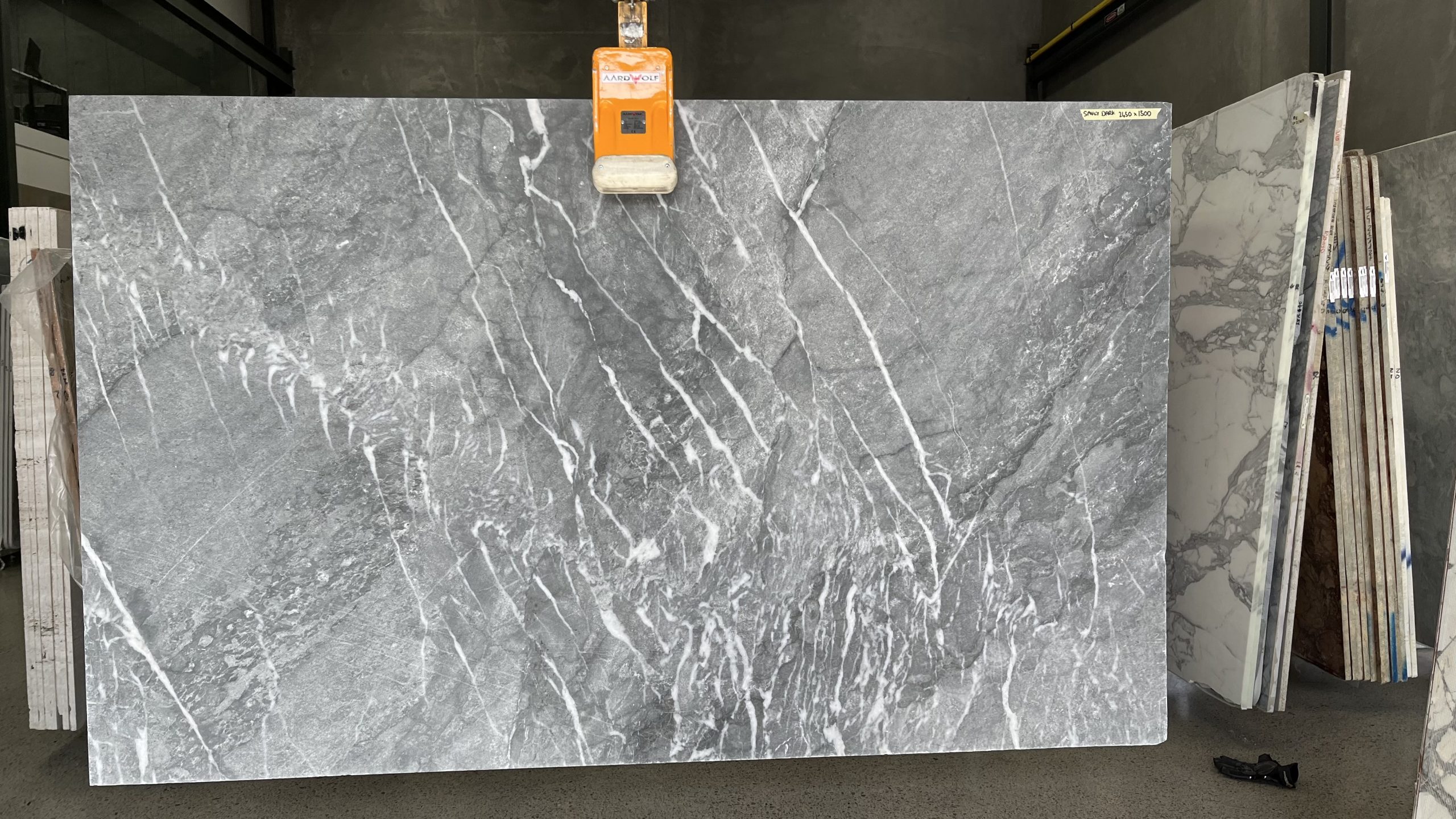 Worldstone_Savoy Dark_2400x1450-20mm